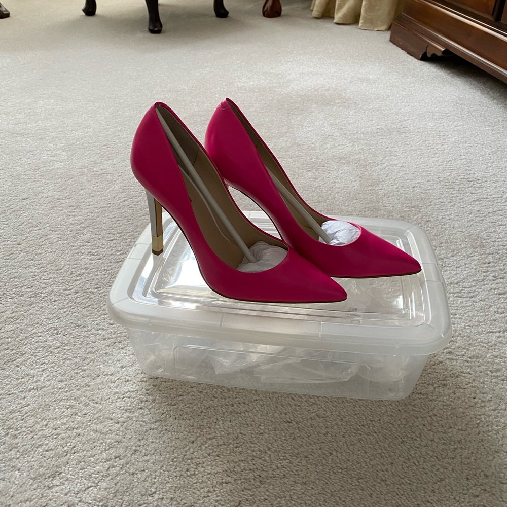 Guess fuchsia leather pointed toe stiletto. EUC